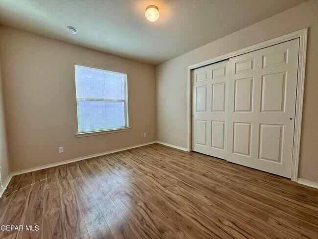 Building Photo - 3813 Loma Dante