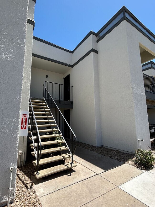 Building Photo - 2 Bed | 2 Bath Condo in Gated Phoenix Community
