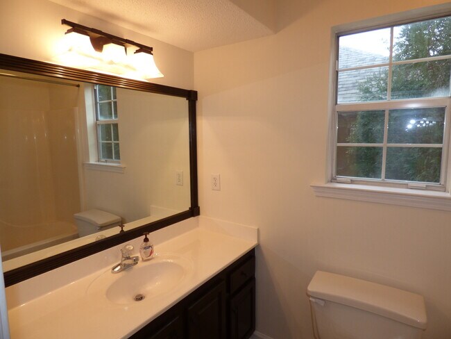 Building Photo - 205 Brookhollow Dr