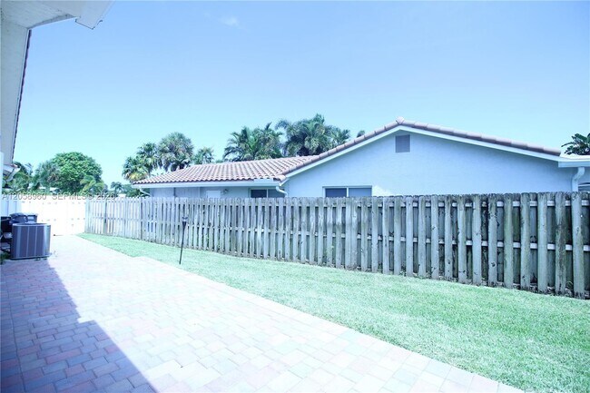 Building Photo - 6486 Woodbury Rd