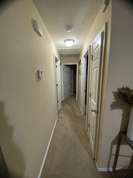 hall leading to 3 bedrooms - 602 Woodcrest Blvd