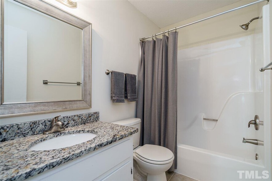 2nd full bathroom - 4702 Cornwall Plz