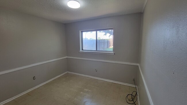 Building Photo - 4909 Dahlia Dr