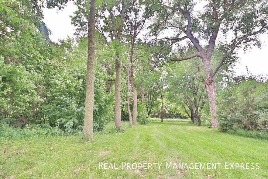 Building Photo - 3 Bedroom Acreage in Southeast Sioux Falls