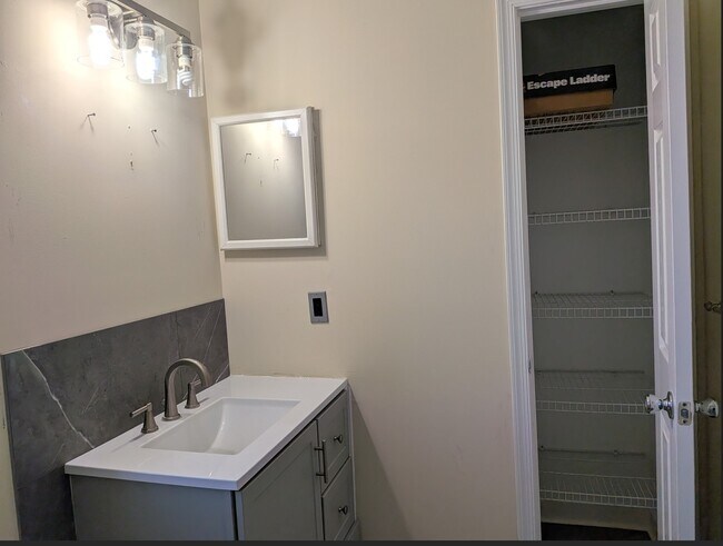 Building Photo - 906 Hamilton Rd