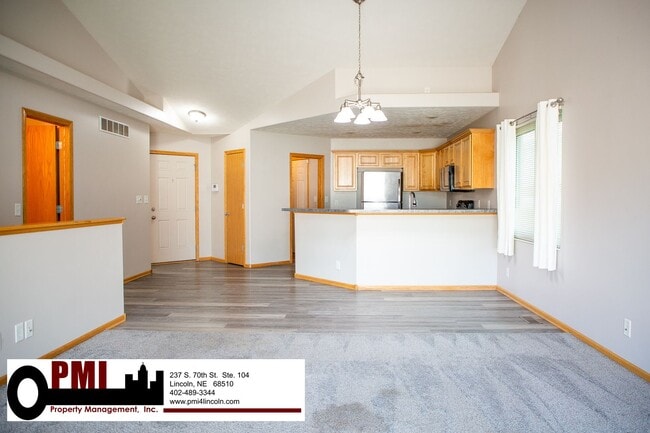 Building Photo - 3 Bedroom and 3 Bathroom Duplex. Available...