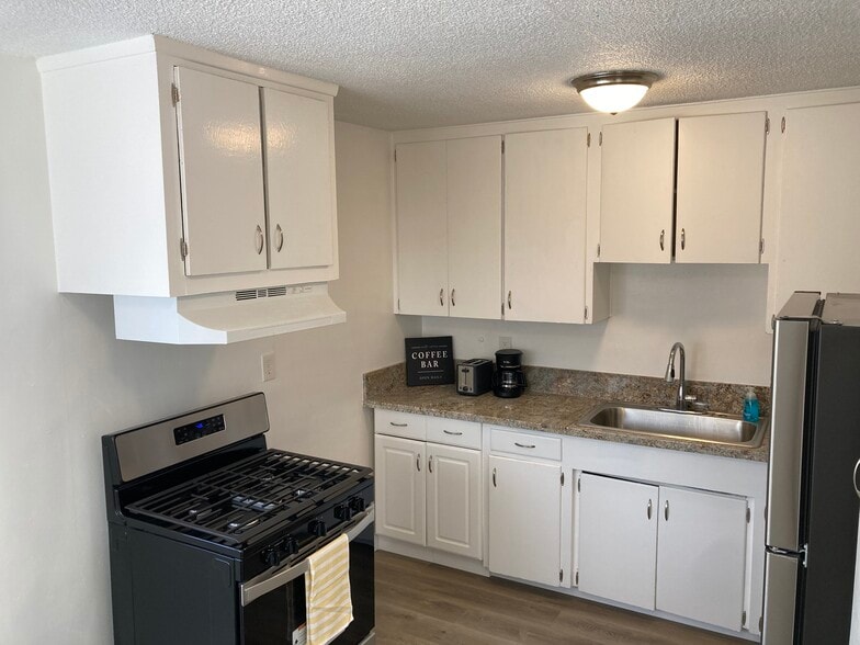 Kitchen - 4411 Kendall St