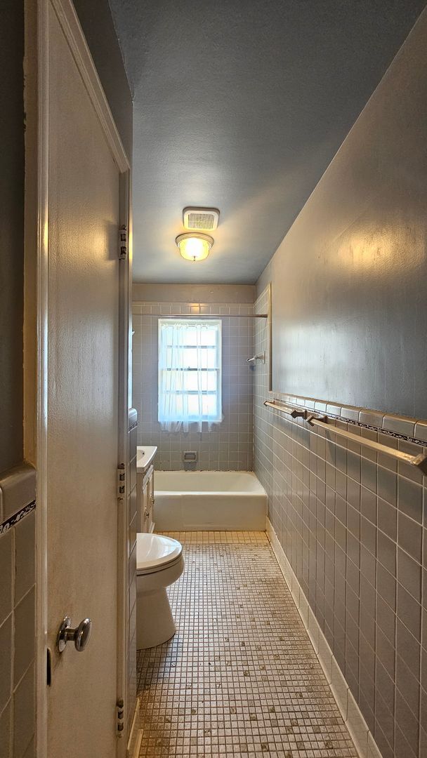 Building Photo - Mid Century 3 Bedroom