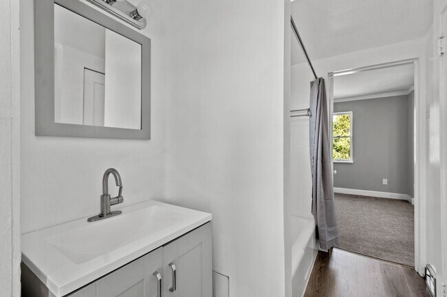Building Photo - Gorgeous 2 bedroom home in West Mifflin available now!