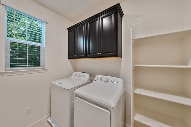 Building Photo - Modern 4B-Bed Home Walking Distance from P...
