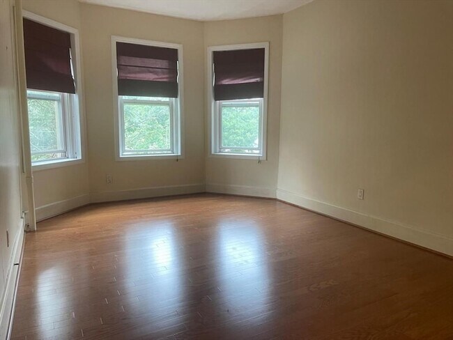 Building Photo - 394 Riverway