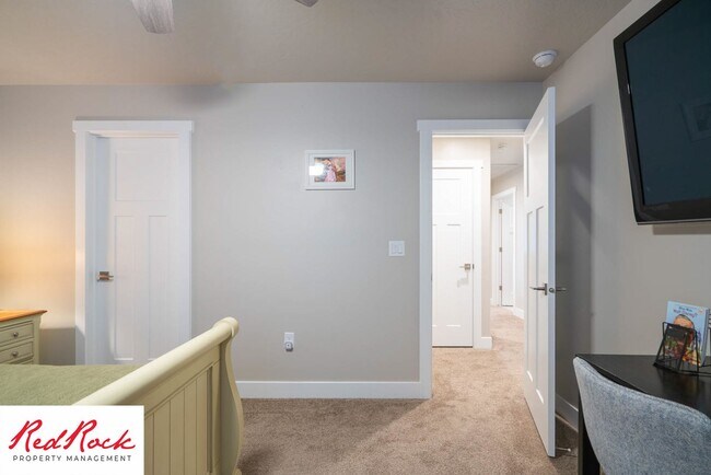 Building Photo - Beautiful townhome in desirable neighborho...