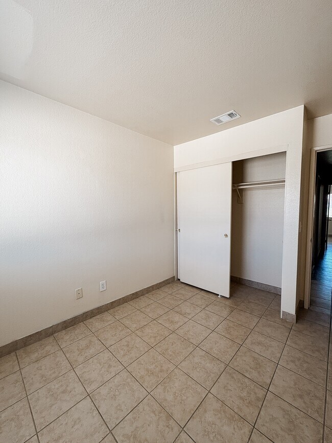 Building Photo - 71531 Sunnyvale Dr