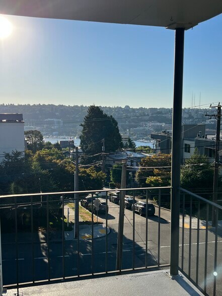 Lake Union Views from your private balcony - 520 Lee St
