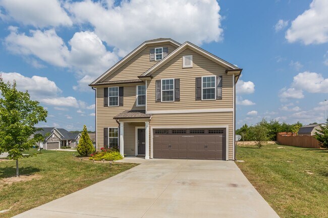 Building Photo - Beautiful 3-Bedroom Home with Fireplace an...