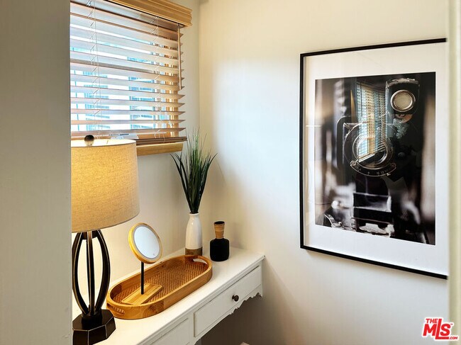 Building Photo - 464 N Harper Ave