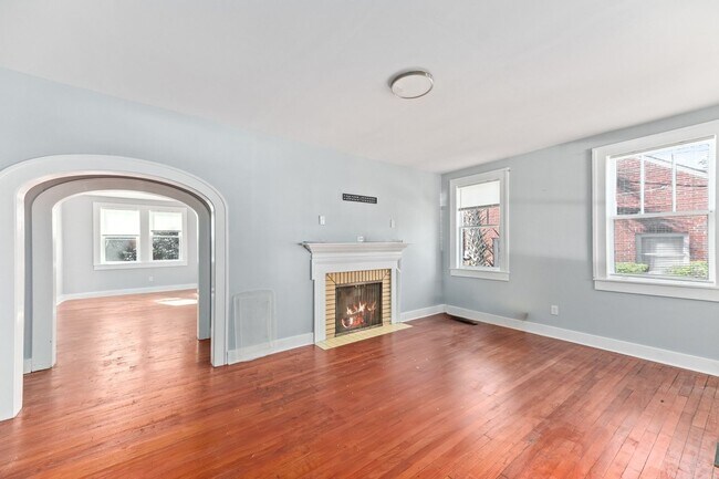 Building Photo - Charming All-Brick Home in Prime Charlesto...
