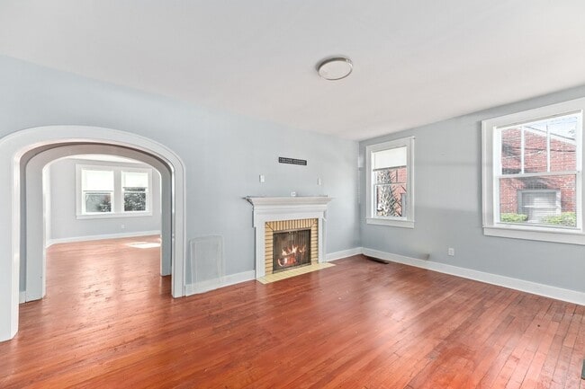 Building Photo - Charming All-Brick Home in Prime Charleston Location