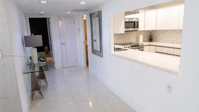 Building Photo - 100 Bayview Dr