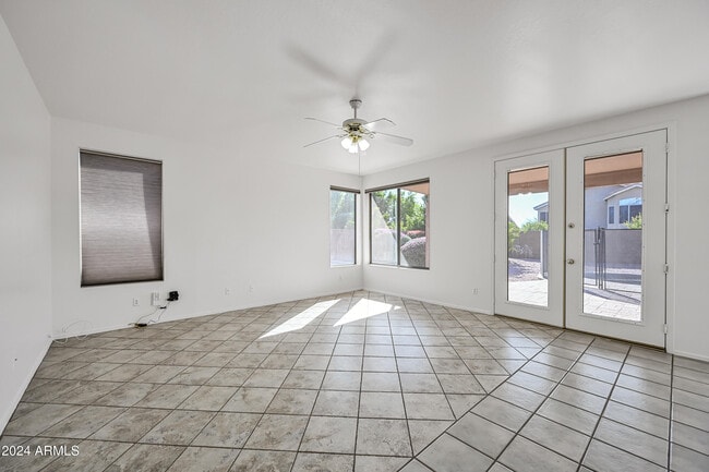 Building Photo - 4633 E Robin Ln