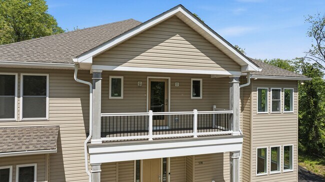 Building Photo - 5116 Shore Dr