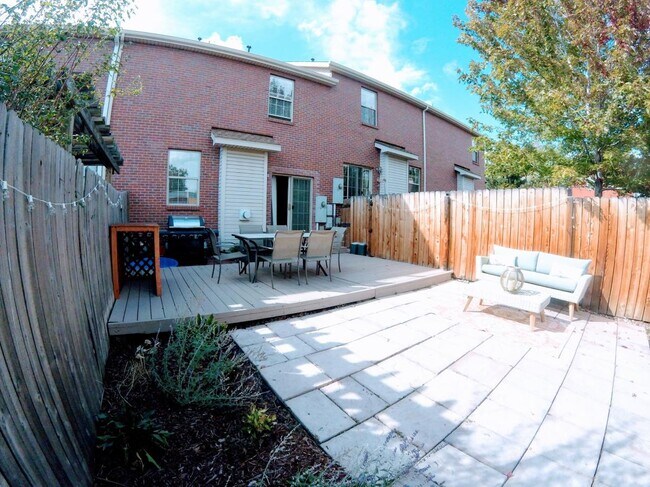 Back patio/deck - 2918 Yates St