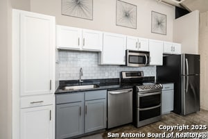 Building Photo - 1401 S Flores St
