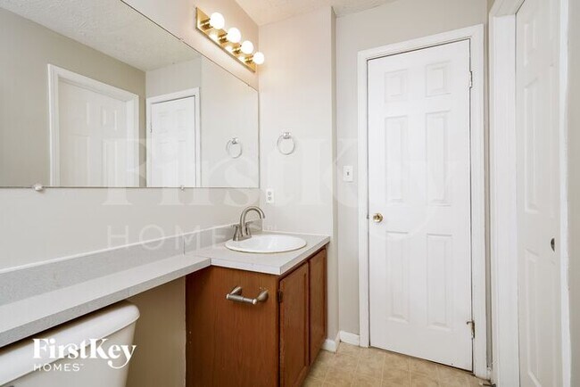 Building Photo - 5821 Buck Rill Dr