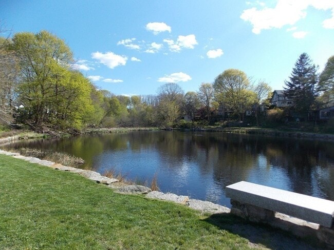 Building Photo - 25 1/2 King St