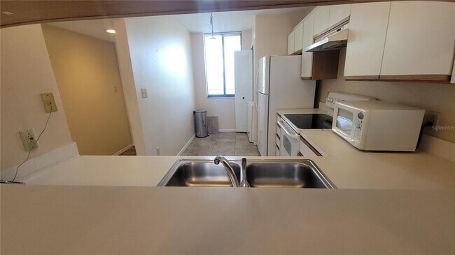 Building Photo - 2424 W Tampa Cir