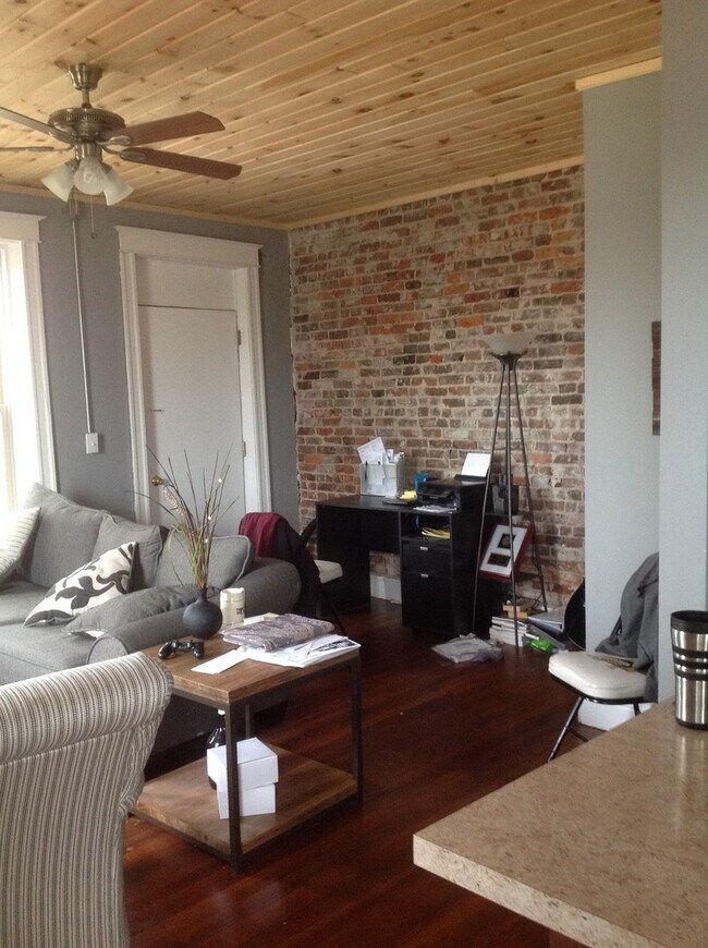 Building Photo - 1 Bedroom 1 Bath Upstairs Downtown Lafayette