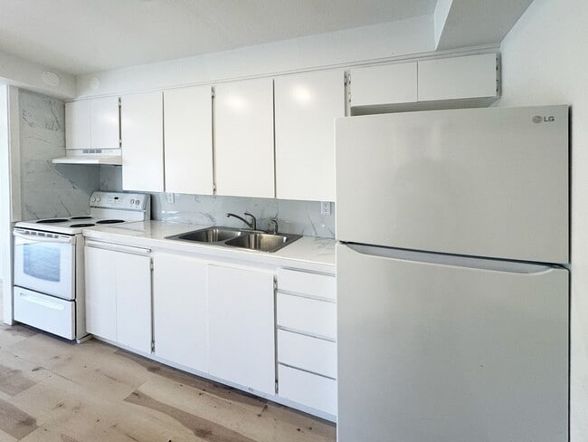 Building Photo - 2210 W 19th Ave