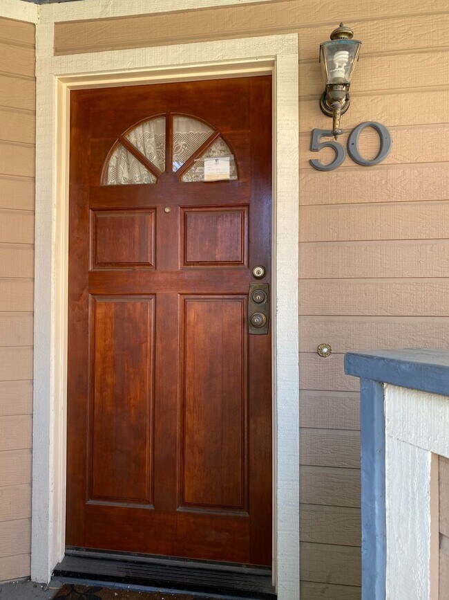 Building Photo - Spacious Townhome in University City for Rent!