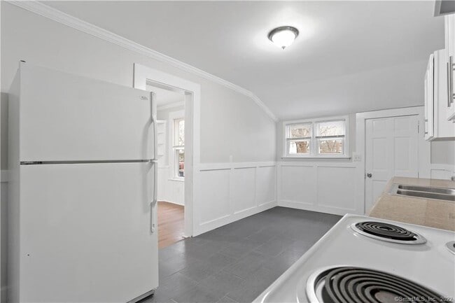 Building Photo - 393 Huntington St