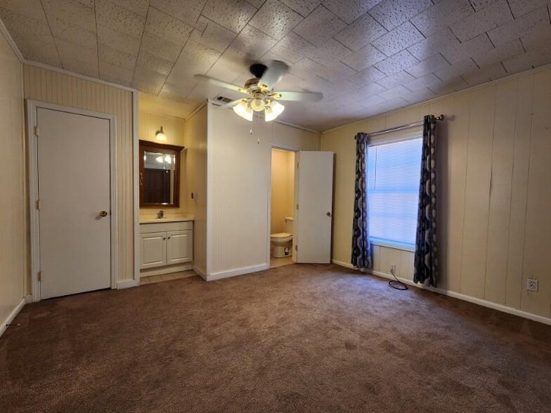 King master suite Bedroom - 6 Odess Ln