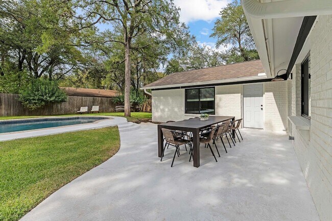 Building Photo - 8806 Ridgehill Dr
