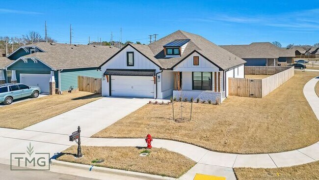 Building Photo - Gorgeous 4/2.5/2 on a corner lot!