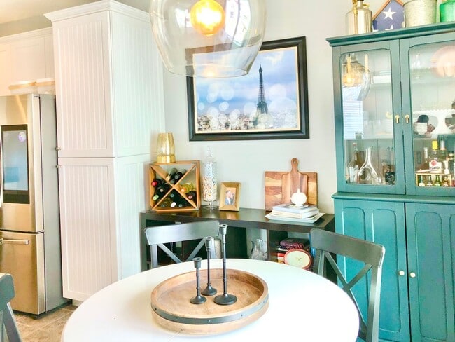 Building Photo - Beautifully Upgraded & Appointed End Condo...