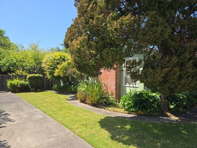 Building Photo - Spacious 4-bedroom family home features ga...