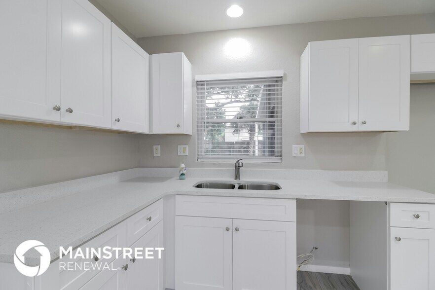 Building Photo - 5963 Bamboo Dr