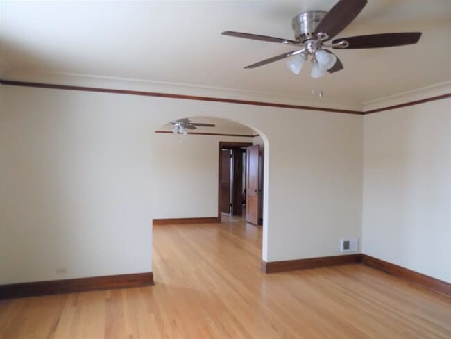 Building Photo - 328 Green Bay Rd