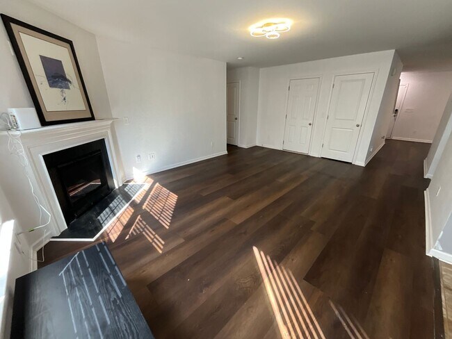 Building Photo - Large 5 bedroom home in Established Neighborhood ready to rent!