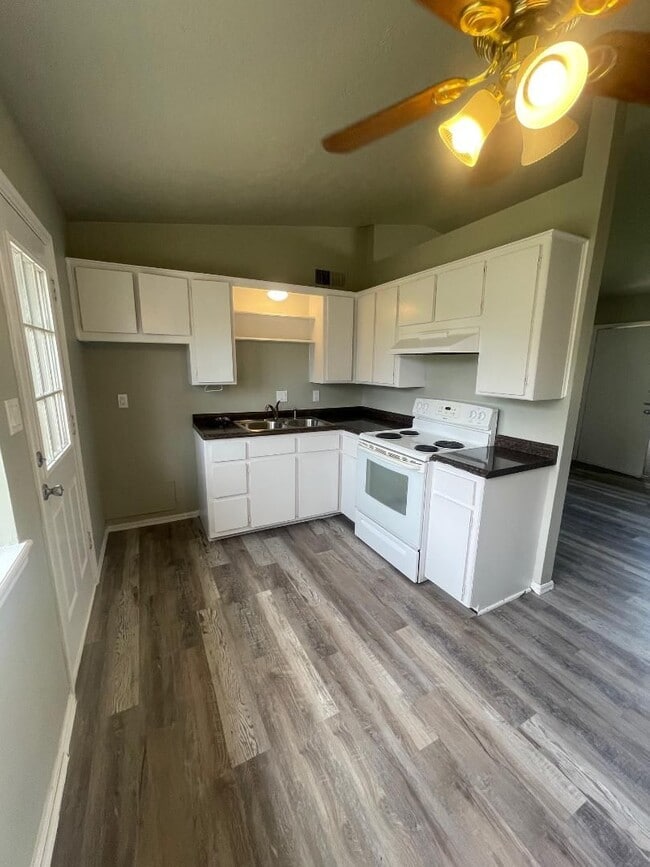 Building Photo - Adorable 1 bedroom 1 bathroom Duplex For Rent