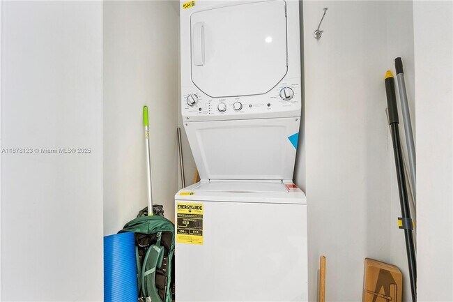 Building Photo - 1010 SW 2nd Ave