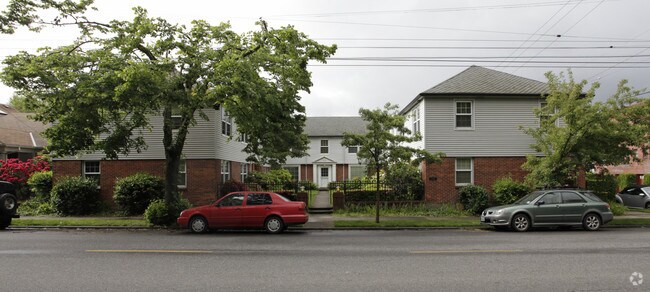 Primary Photo - Laurelhurst Manor