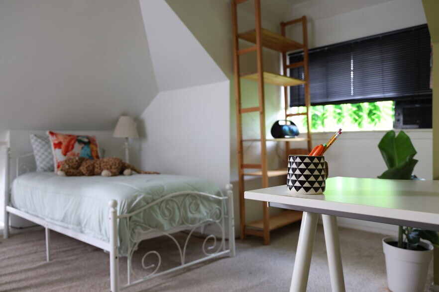 Building Photo - 405 W Drew St