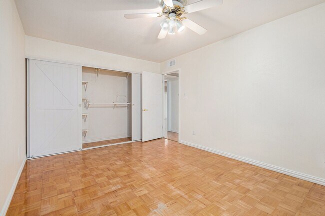 Building Photo - Experience comfortable city living in this...