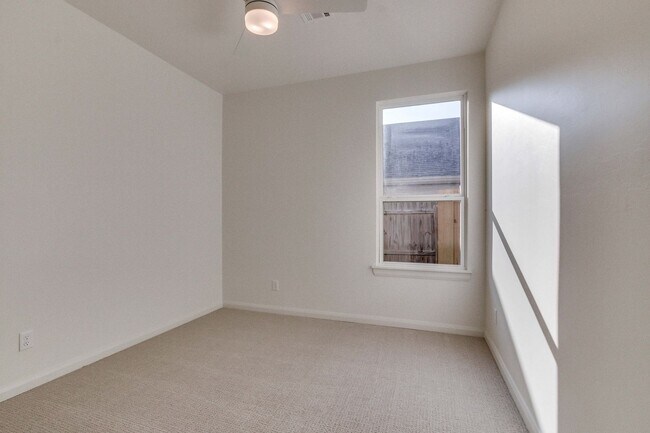 Building Photo - 133-135 W Thatcher St