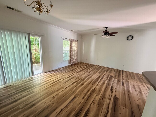 Building Photo - 8742 Appledale Dr