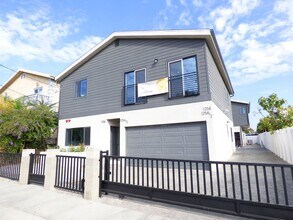 Building Photo - 4 Bedroom Unit with 2 Car Parking!